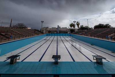 Bari, Stadio del nuoto: la desolazione della grande piscina scoperta. �� a rischio crollo�